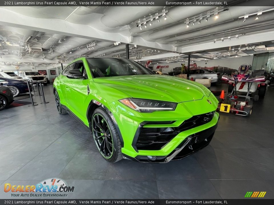 Front 3/4 View of 2021 Lamborghini Urus Pearl Capsule AWD Photo #23