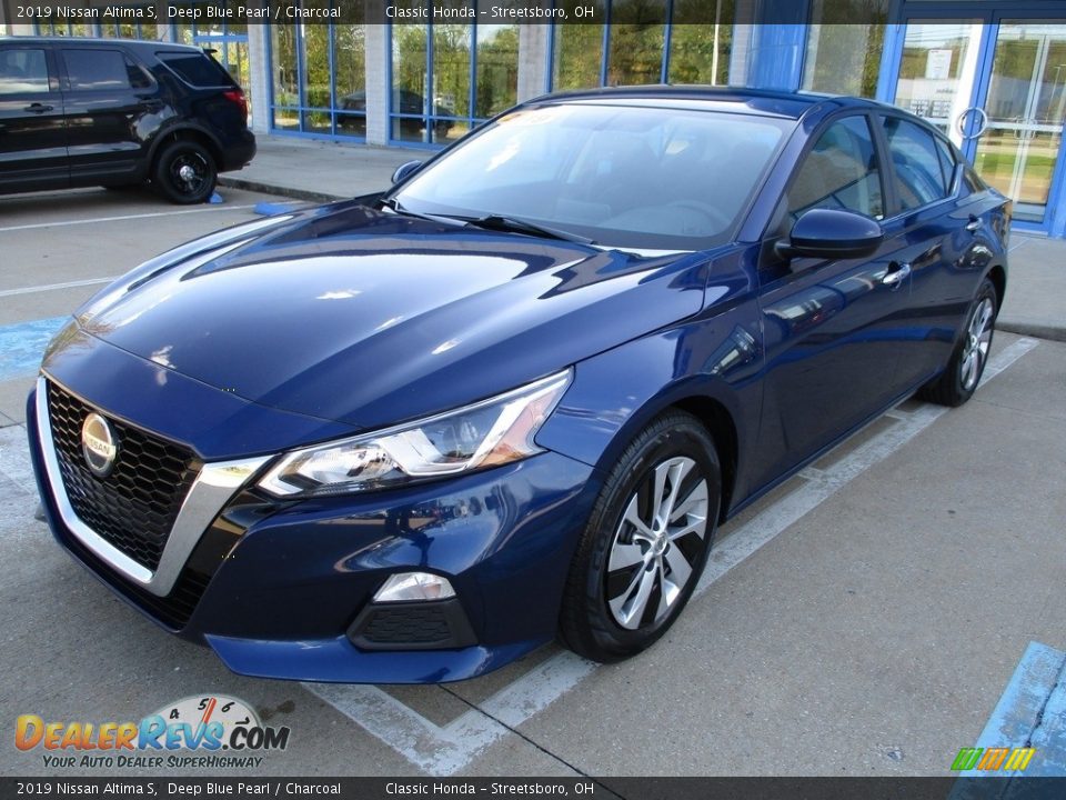 Front 3/4 View of 2019 Nissan Altima S Photo #1