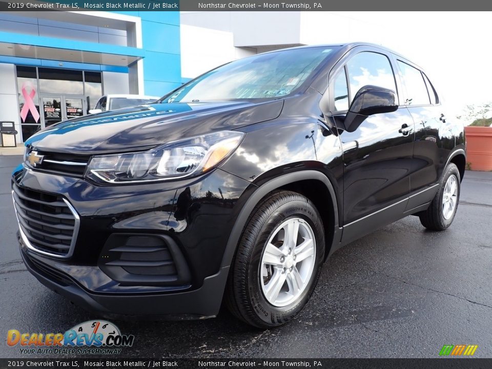 Front 3/4 View of 2019 Chevrolet Trax LS Photo #2