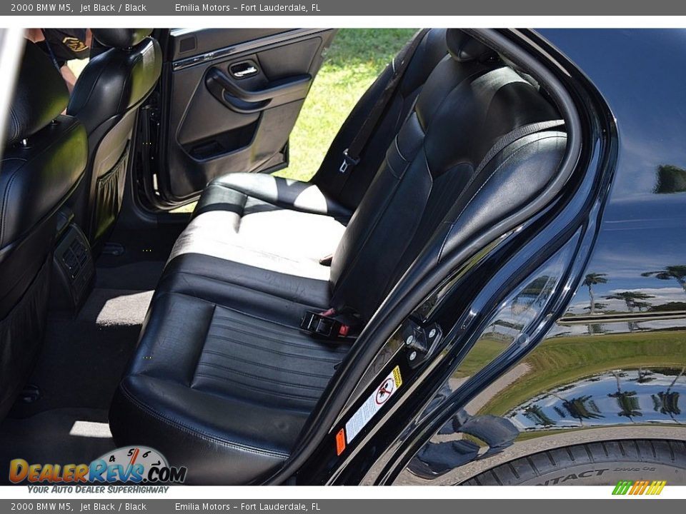 Rear Seat of 2000 BMW M5  Photo #36
