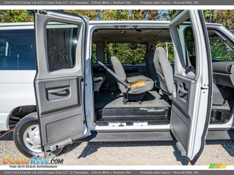 2004 Ford E Series Van E350 Super Duty XLT 15 Passenger Oxford White / Medium Flint Photo #23