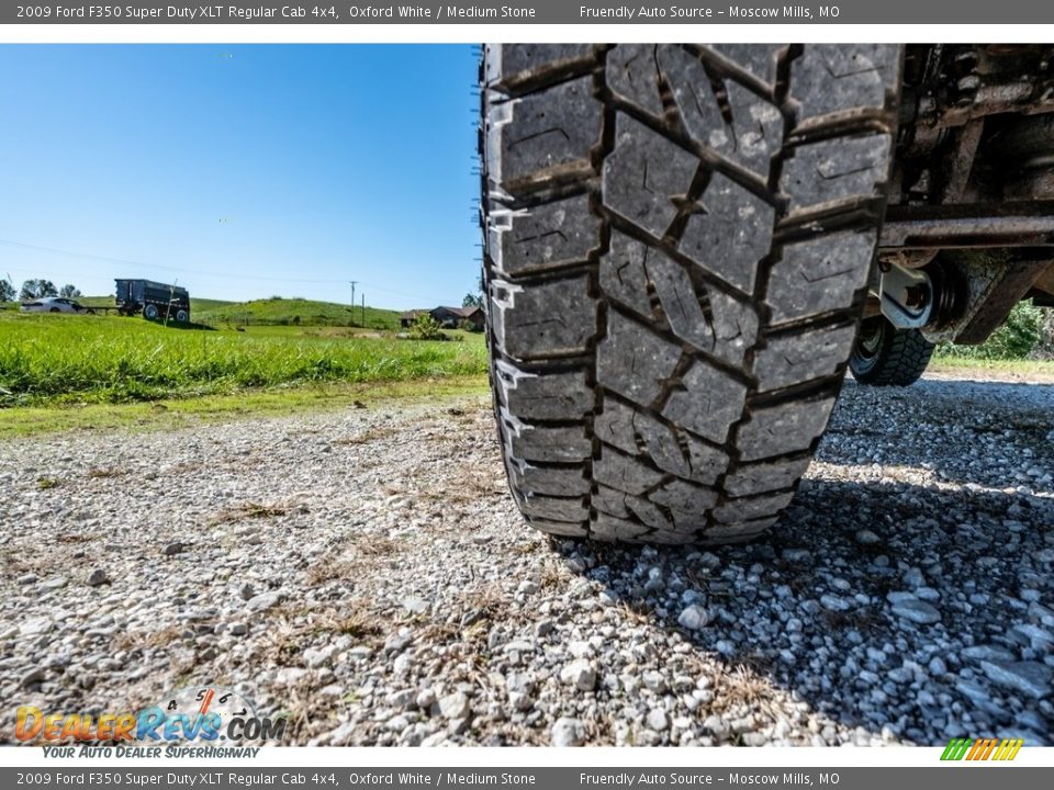 2009 Ford F350 Super Duty XLT Regular Cab 4x4 Oxford White / Medium Stone Photo #11