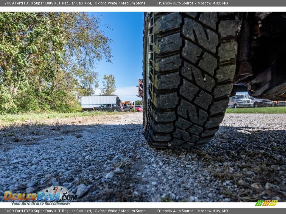 2009 Ford F350 Super Duty XLT Regular Cab 4x4 Oxford White / Medium Stone Photo #16