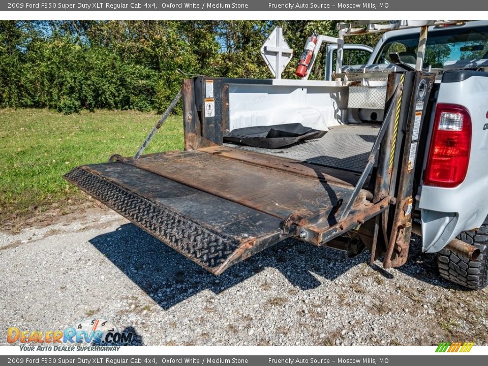 2009 Ford F350 Super Duty XLT Regular Cab 4x4 Oxford White / Medium Stone Photo #24