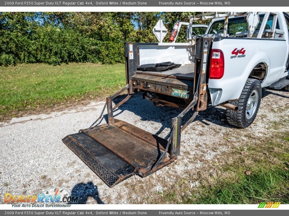 2009 Ford F350 Super Duty XLT Regular Cab 4x4 Oxford White / Medium Stone Photo #25