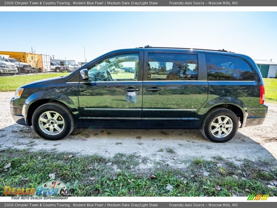 2009 Chrysler Town & Country Touring Modern Blue Pearl / Medium Slate Gray/Light Shale Photo #7