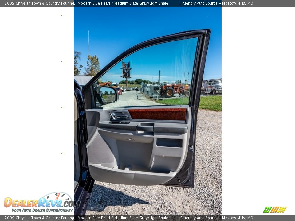 2009 Chrysler Town & Country Touring Modern Blue Pearl / Medium Slate Gray/Light Shale Photo #28