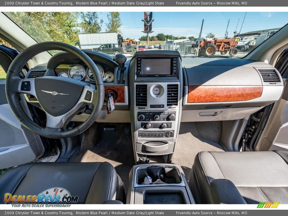 2009 Chrysler Town & Country Touring Modern Blue Pearl / Medium Slate Gray/Light Shale Photo #32