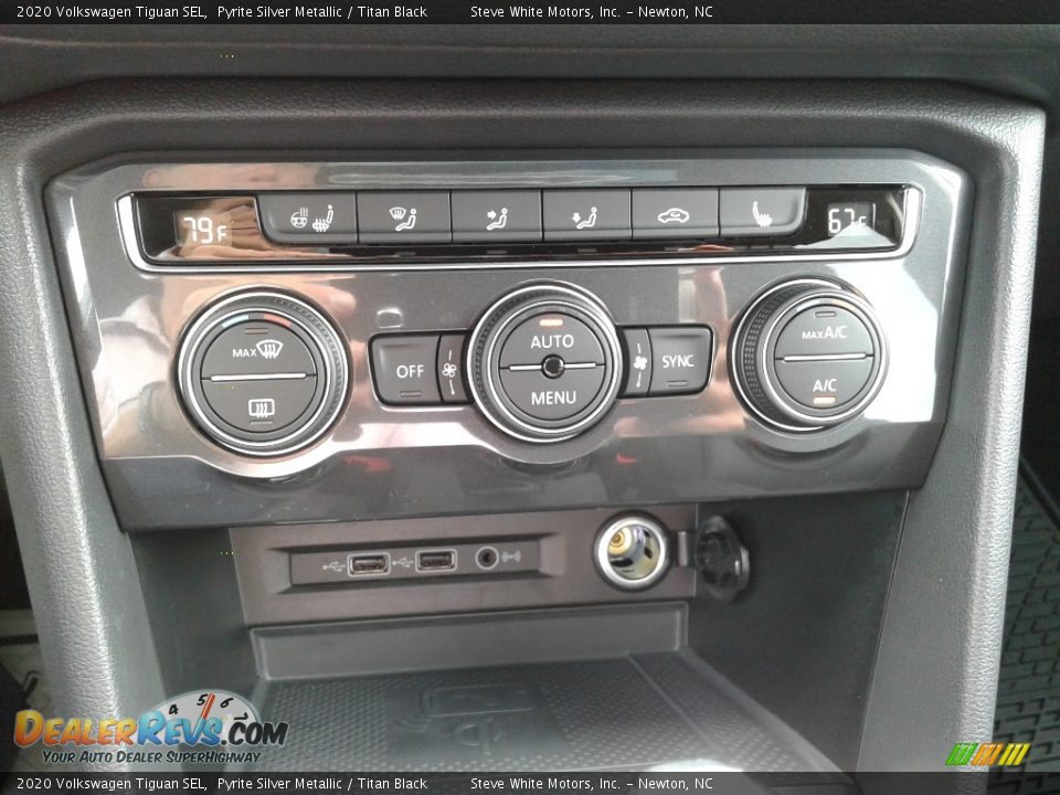 Controls of 2020 Volkswagen Tiguan SEL Photo #26