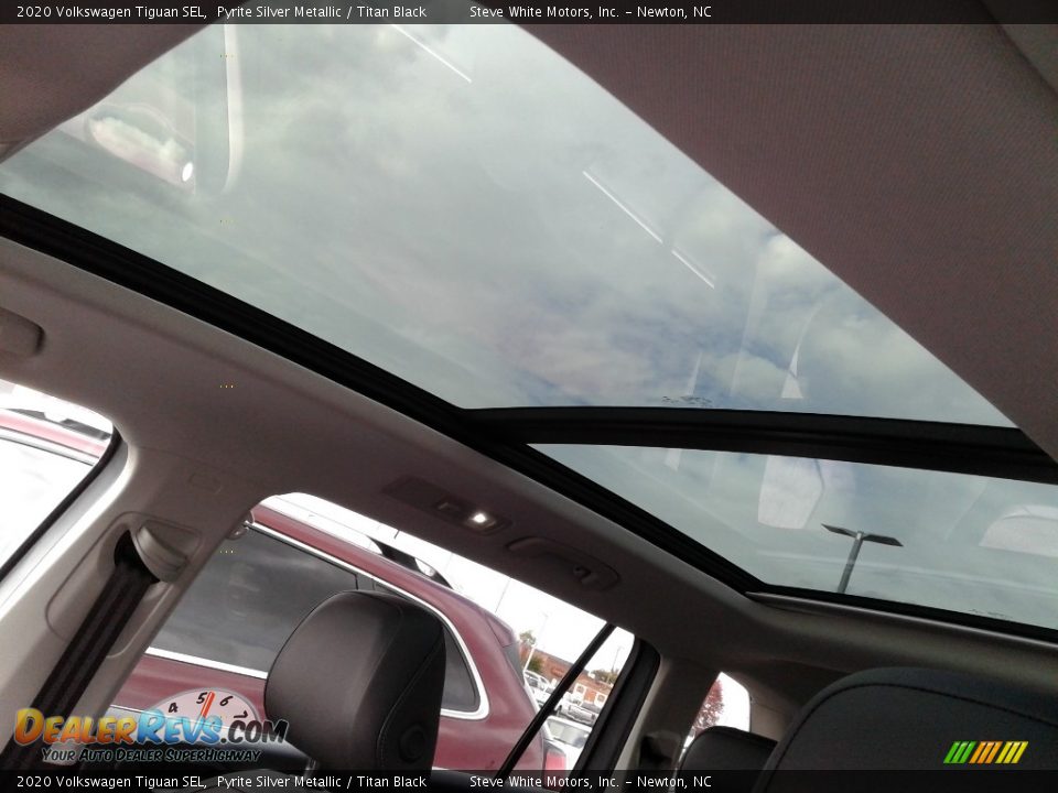 Sunroof of 2020 Volkswagen Tiguan SEL Photo #31