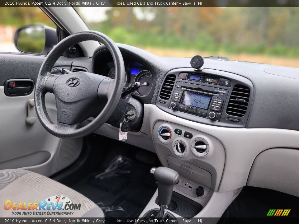 2010 Hyundai Accent GLS 4 Door Nordic White / Gray Photo #11