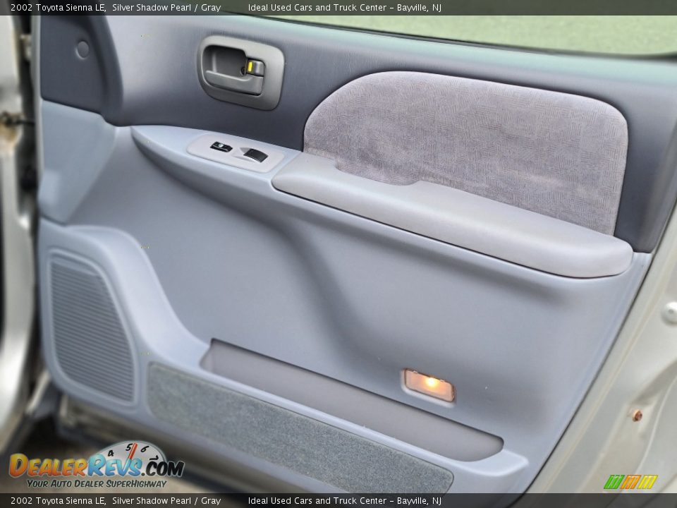 2002 Toyota Sienna LE Silver Shadow Pearl / Gray Photo #9