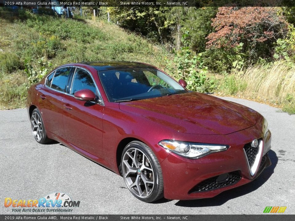 Front 3/4 View of 2019 Alfa Romeo Giulia AWD Photo #4