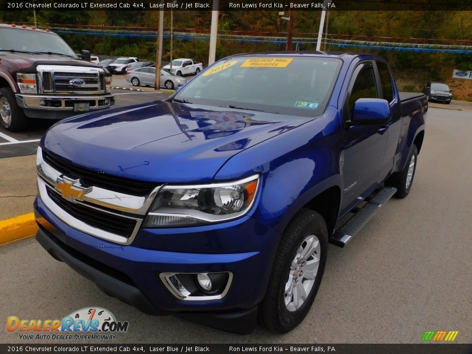 Front 3/4 View of 2016 Chevrolet Colorado LT Extended Cab 4x4 Photo #7