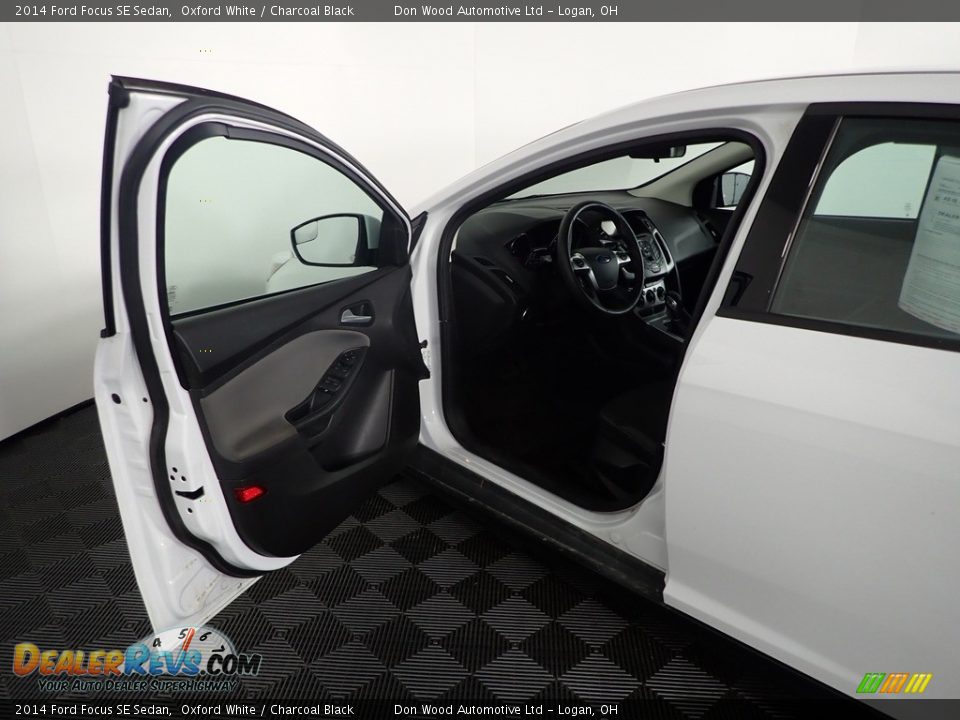 2014 Ford Focus SE Sedan Oxford White / Charcoal Black Photo #15