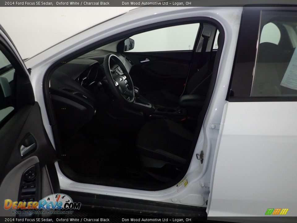 2014 Ford Focus SE Sedan Oxford White / Charcoal Black Photo #16