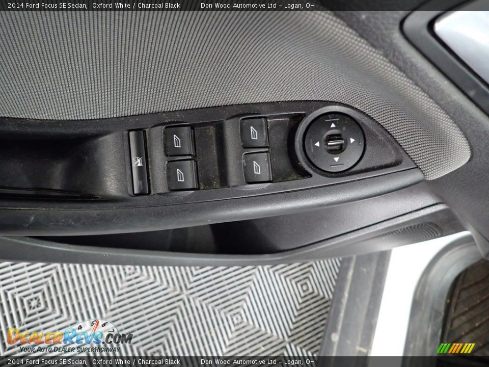 2014 Ford Focus SE Sedan Oxford White / Charcoal Black Photo #17