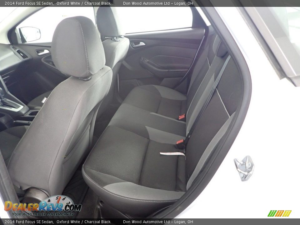 2014 Ford Focus SE Sedan Oxford White / Charcoal Black Photo #28