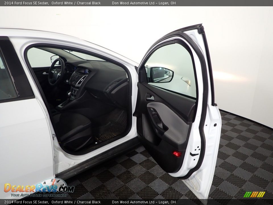 2014 Ford Focus SE Sedan Oxford White / Charcoal Black Photo #30