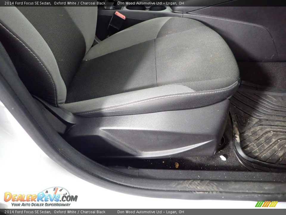 2014 Ford Focus SE Sedan Oxford White / Charcoal Black Photo #32