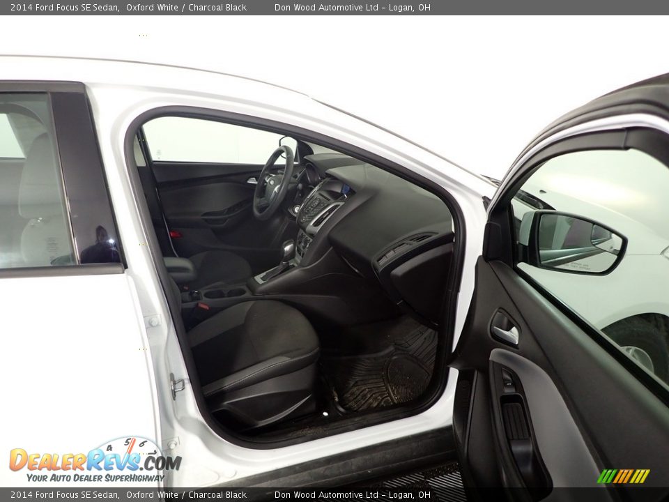 2014 Ford Focus SE Sedan Oxford White / Charcoal Black Photo #33