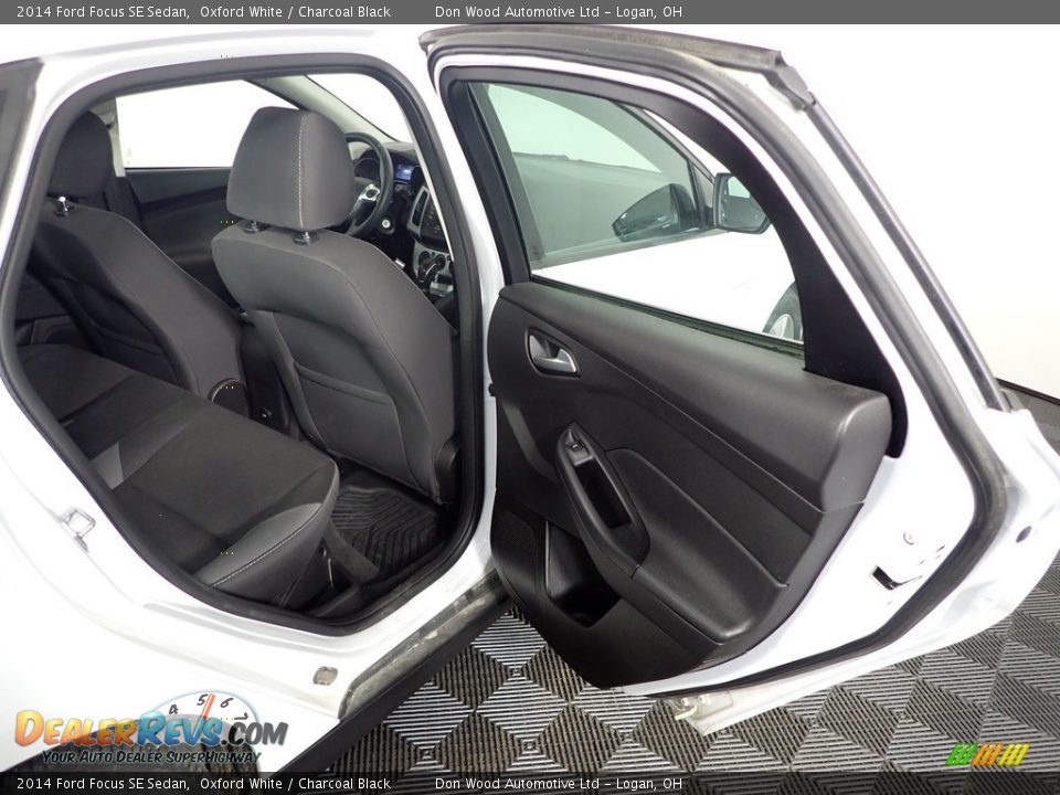 2014 Ford Focus SE Sedan Oxford White / Charcoal Black Photo #34