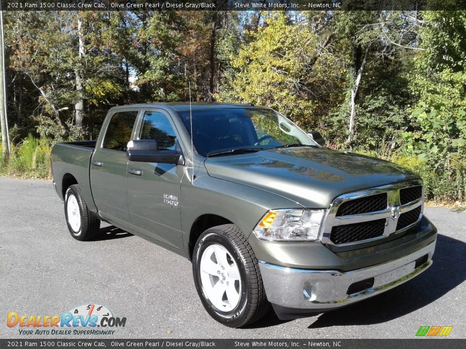 Front 3/4 View of 2021 Ram 1500 Classic Crew Cab Photo #4