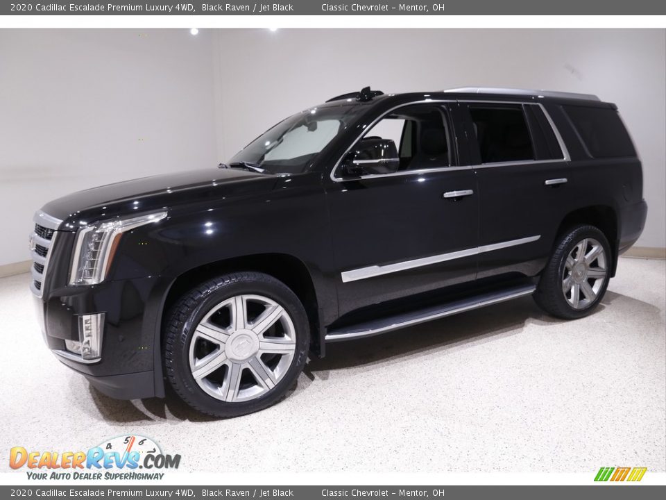 Front 3/4 View of 2020 Cadillac Escalade Premium Luxury 4WD Photo #3
