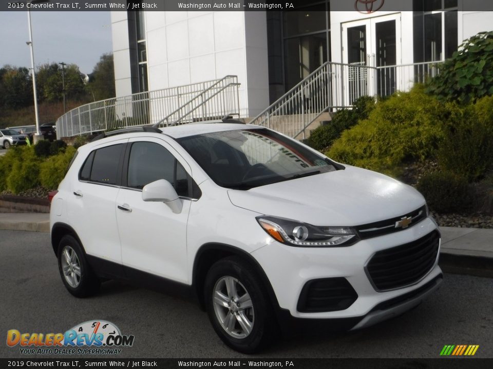 Front 3/4 View of 2019 Chevrolet Trax LT Photo #1