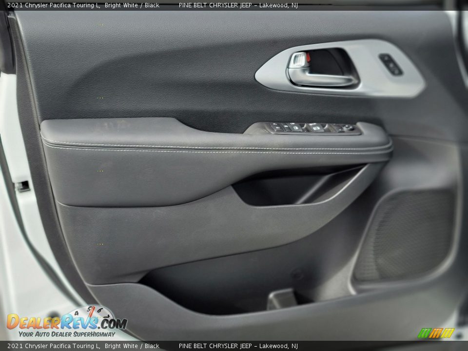 2021 Chrysler Pacifica Touring L Bright White / Black Photo #14