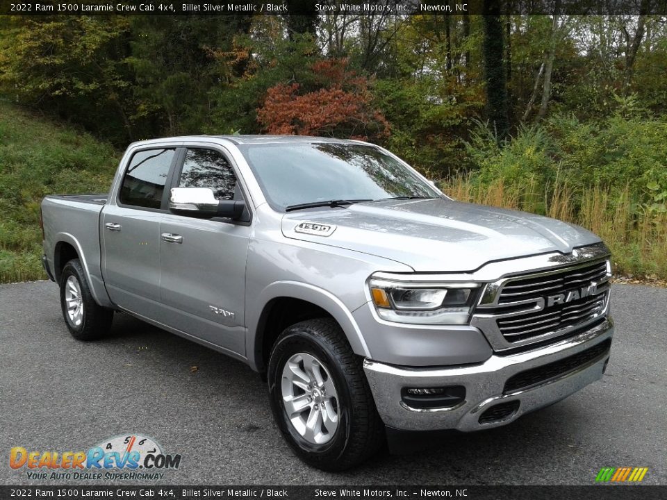 Front 3/4 View of 2022 Ram 1500 Laramie Crew Cab 4x4 Photo #4