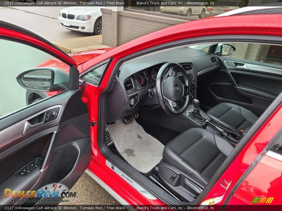 Titan Black Interior - 2017 Volkswagen Golf Alltrack SE 4Motion Photo #2