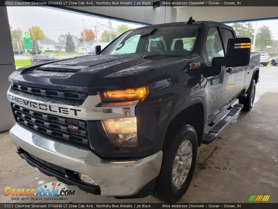 Front 3/4 View of 2022 Chevrolet Silverado 3500HD LT Crew Cab 4x4 Photo #5