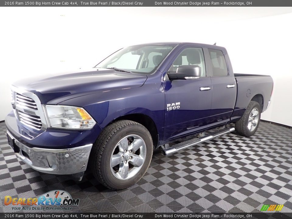 Front 3/4 View of 2016 Ram 1500 Big Horn Crew Cab 4x4 Photo #9