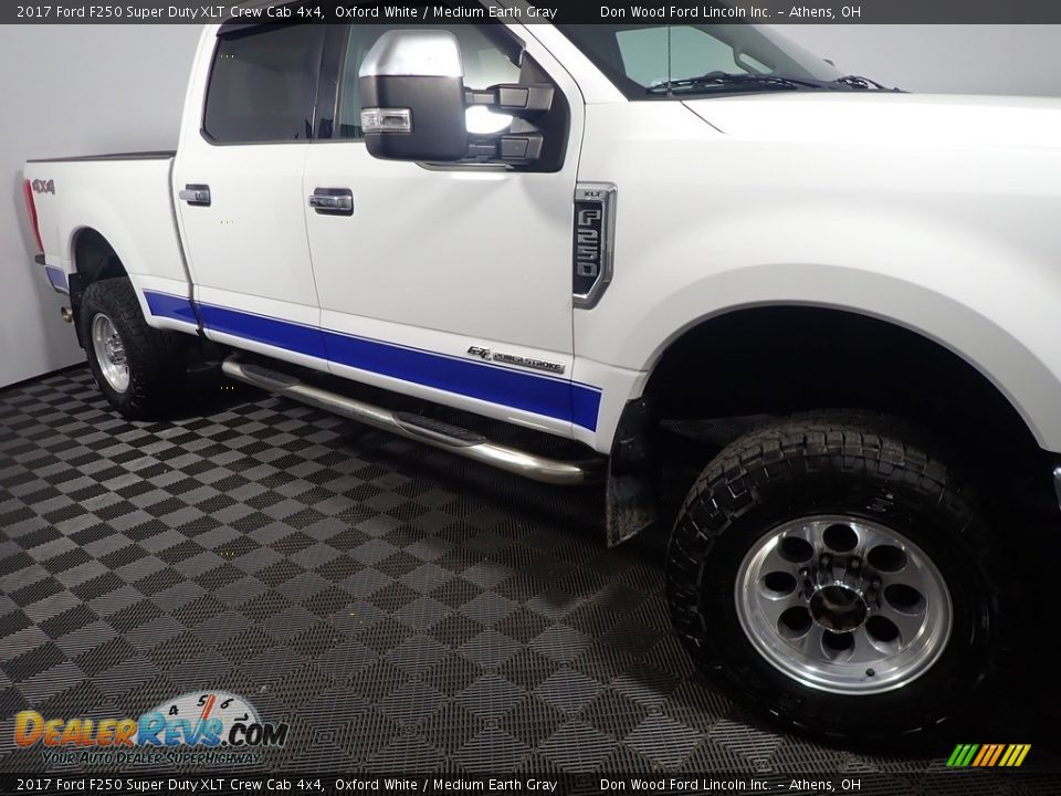 2017 Ford F250 Super Duty XLT Crew Cab 4x4 Oxford White / Medium Earth Gray Photo #4