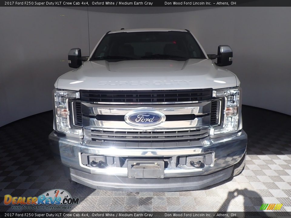 2017 Ford F250 Super Duty XLT Crew Cab 4x4 Oxford White / Medium Earth Gray Photo #5
