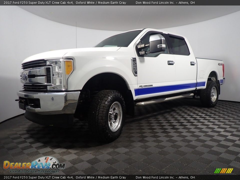 2017 Ford F250 Super Duty XLT Crew Cab 4x4 Oxford White / Medium Earth Gray Photo #8