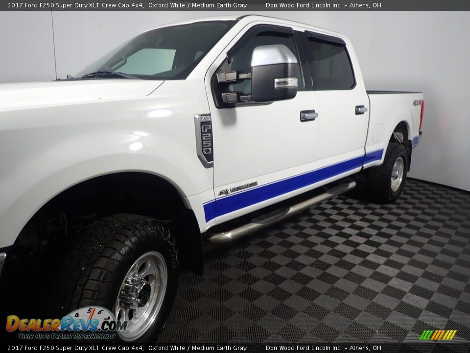 2017 Ford F250 Super Duty XLT Crew Cab 4x4 Oxford White / Medium Earth Gray Photo #10