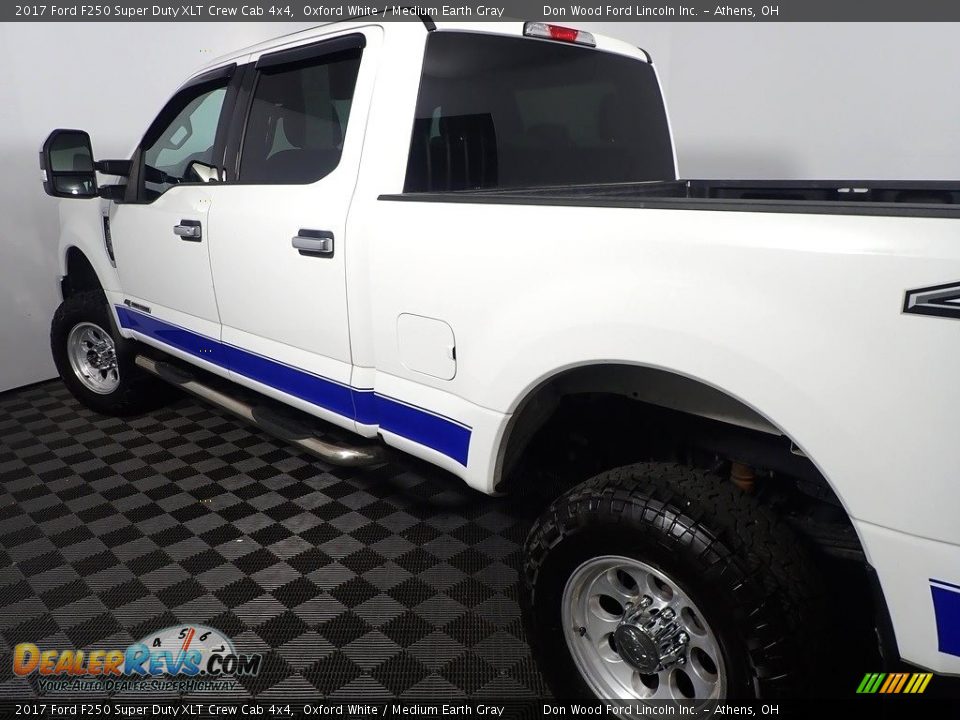 2017 Ford F250 Super Duty XLT Crew Cab 4x4 Oxford White / Medium Earth Gray Photo #17