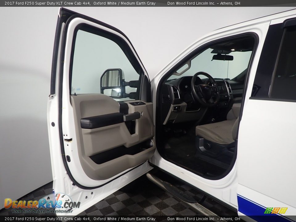 2017 Ford F250 Super Duty XLT Crew Cab 4x4 Oxford White / Medium Earth Gray Photo #19