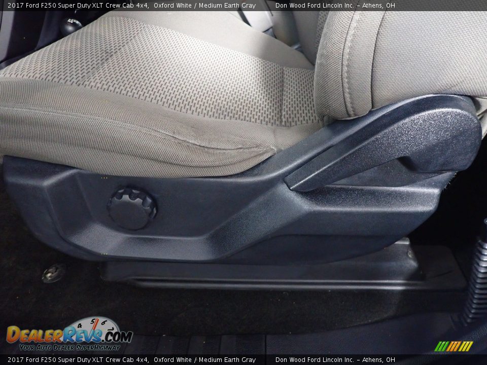 2017 Ford F250 Super Duty XLT Crew Cab 4x4 Oxford White / Medium Earth Gray Photo #22