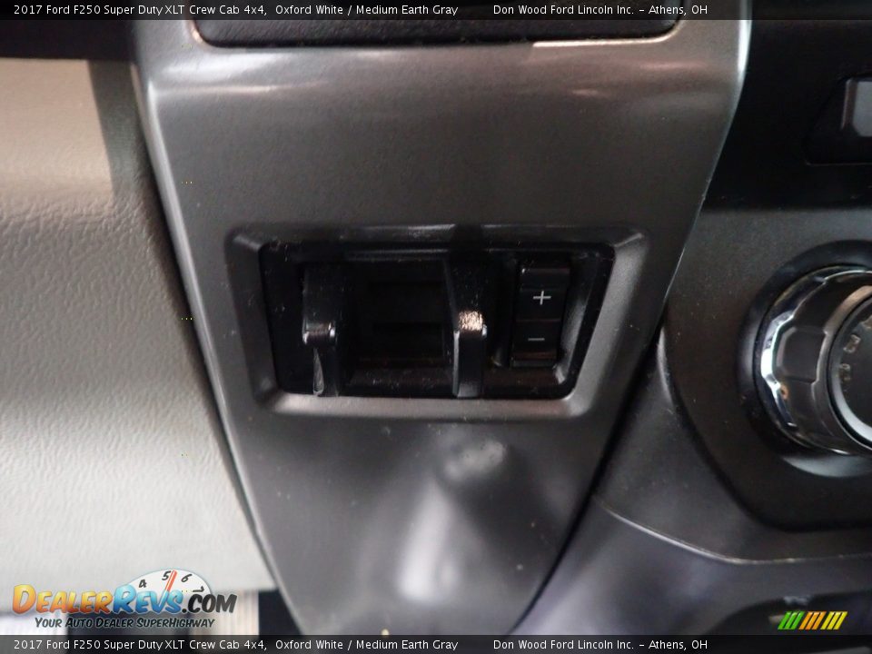 2017 Ford F250 Super Duty XLT Crew Cab 4x4 Oxford White / Medium Earth Gray Photo #31