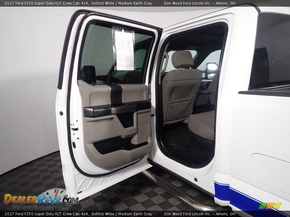 2017 Ford F250 Super Duty XLT Crew Cab 4x4 Oxford White / Medium Earth Gray Photo #34