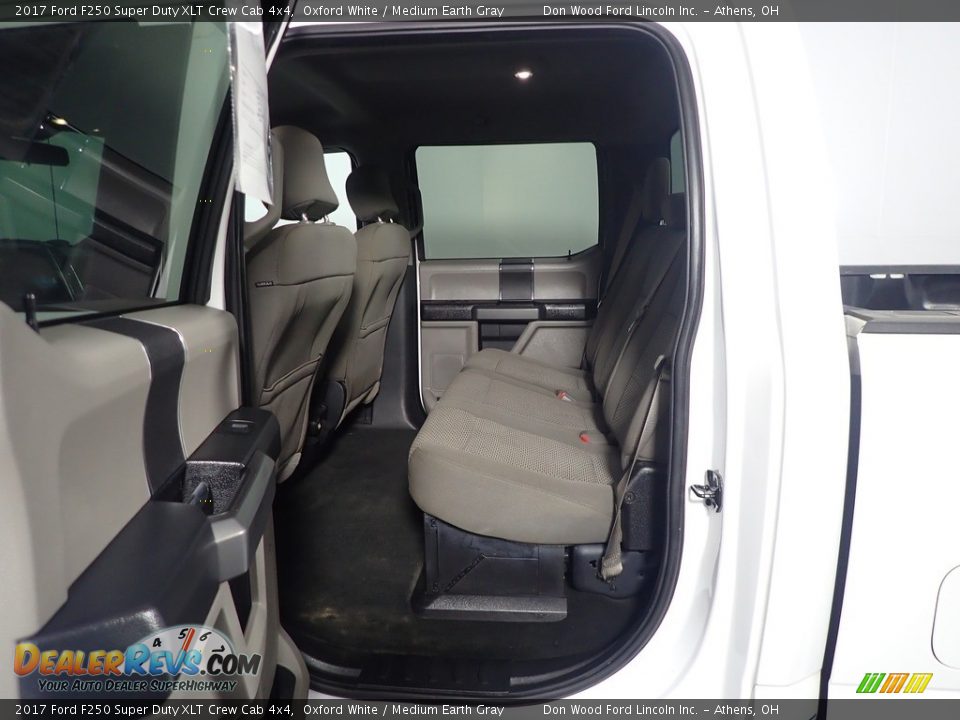 2017 Ford F250 Super Duty XLT Crew Cab 4x4 Oxford White / Medium Earth Gray Photo #35