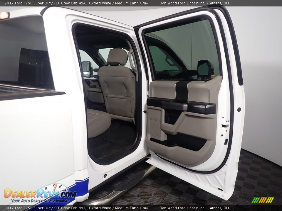 2017 Ford F250 Super Duty XLT Crew Cab 4x4 Oxford White / Medium Earth Gray Photo #36