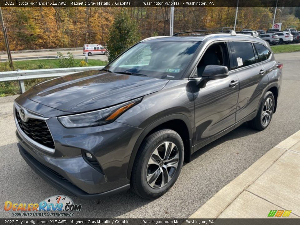 Front 3/4 View of 2022 Toyota Highlander XLE AWD Photo #7