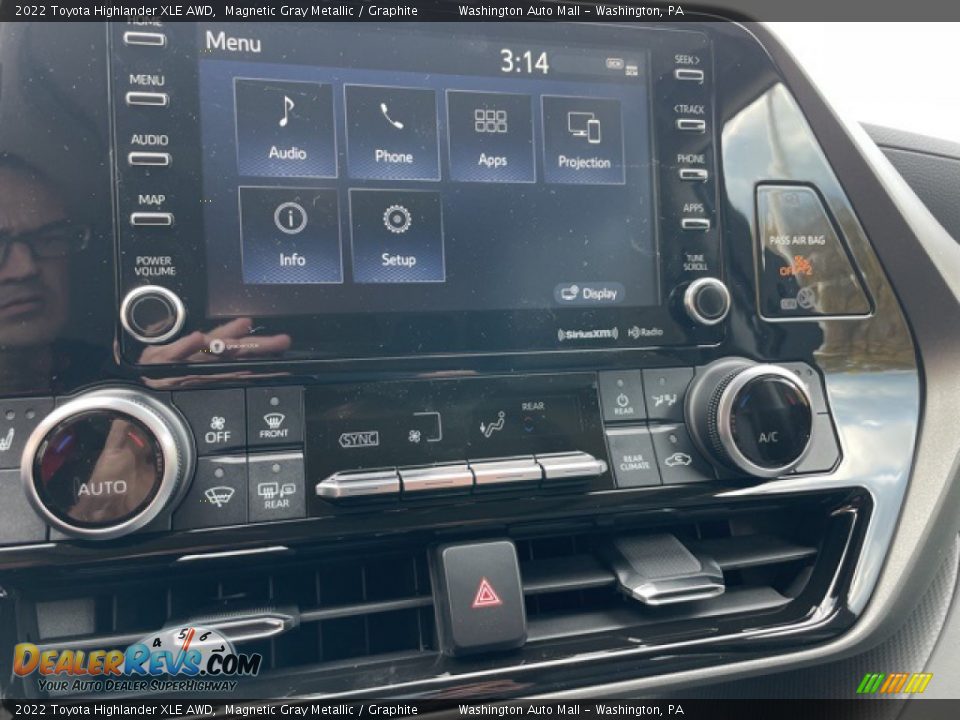 Controls of 2022 Toyota Highlander XLE AWD Photo #15