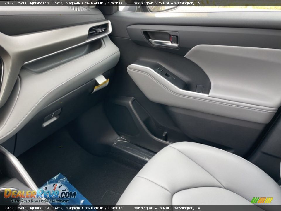 Front Seat of 2022 Toyota Highlander XLE AWD Photo #16