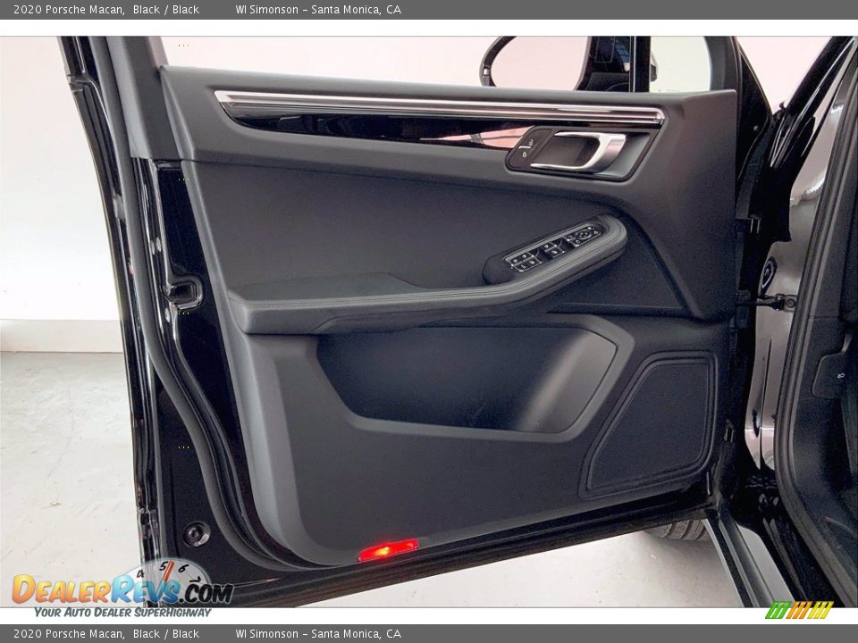 Door Panel of 2020 Porsche Macan  Photo #26