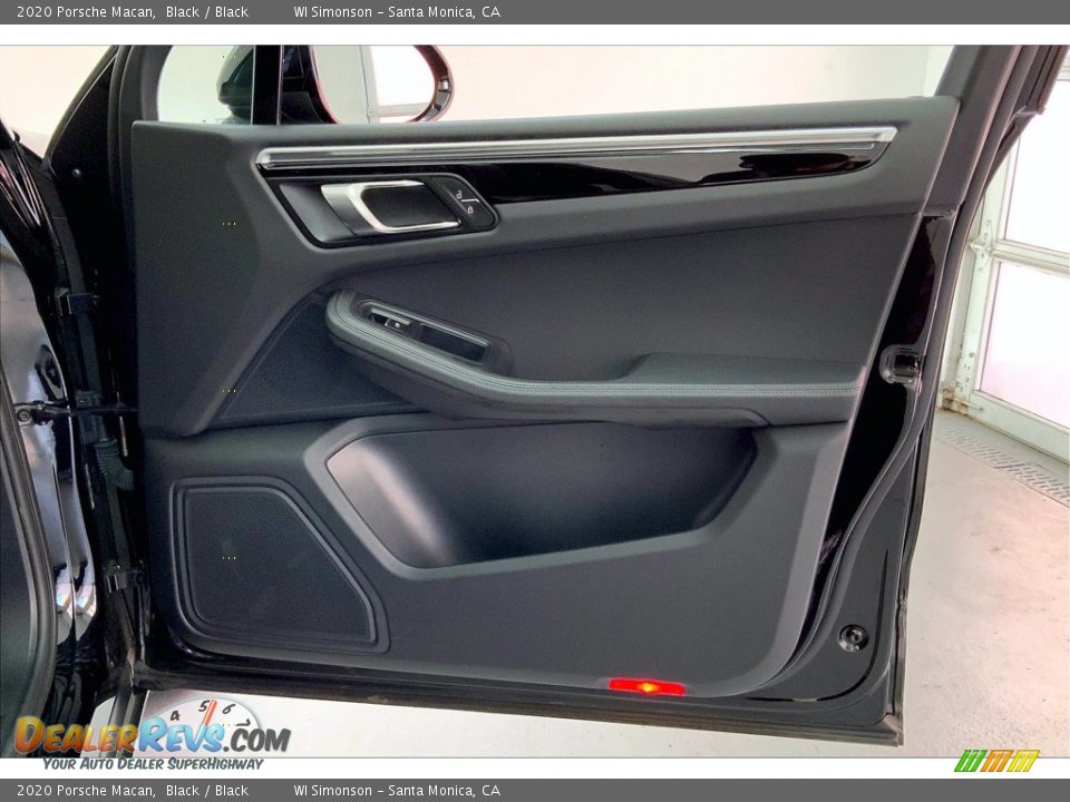 Door Panel of 2020 Porsche Macan  Photo #27